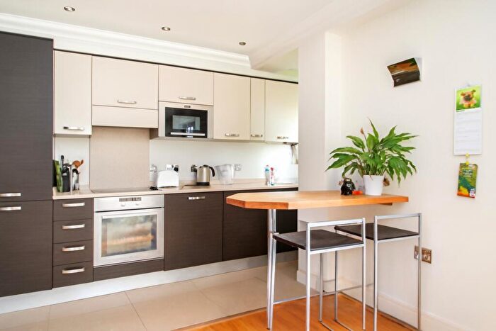 2 Bedroom Apartment To Rent In Maple Leaf Court, Broomfield Lane, Palmers Green, N13