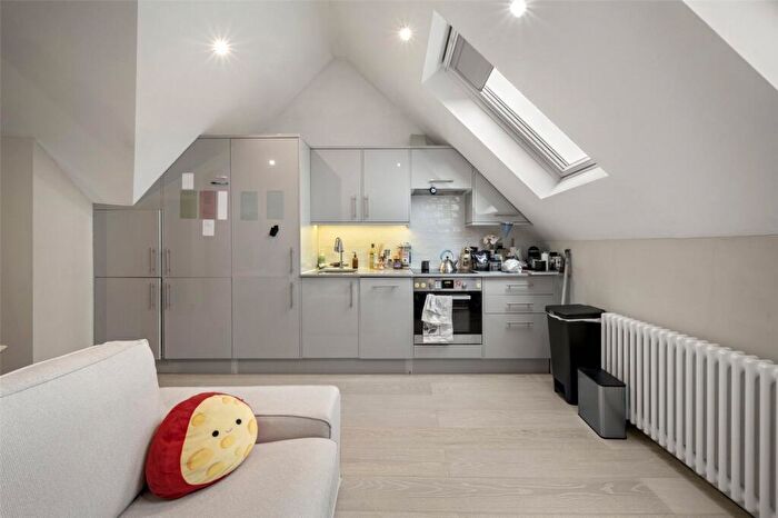 1 Bedroom Apartment To Rent In White Hart Lane, SW13