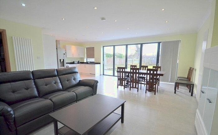 5 Bedroom Semi-Detached House To Rent In Courthouse Road, West Finchley, London, N12