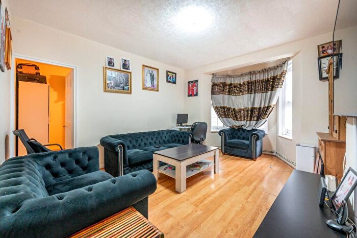 2 Bedroom Flat For Sale In Stamford Hill, Stoke Newington, London, N16