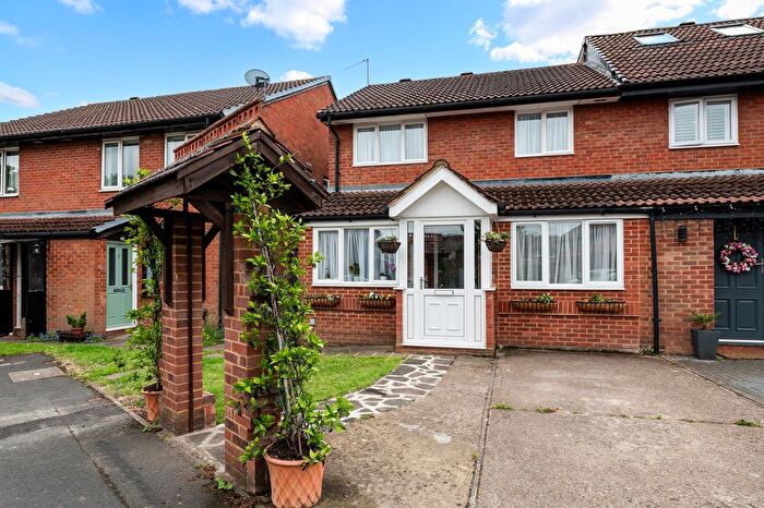 3 Bedroom Semi Detached House For Sale In Thatchers Way, TW7