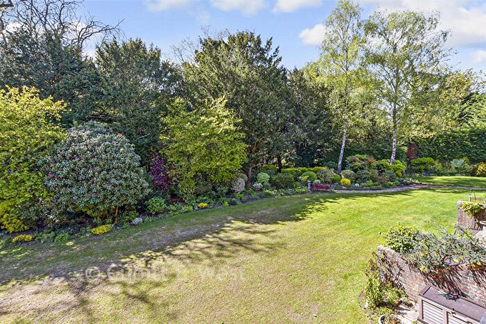 2 Bedroom Flat For Sale In The Avenue, Tadworth, Surrey, KT20