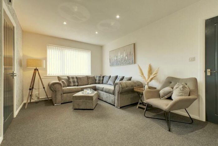 2 Bedroom Flat To Rent In Uttoxeter Road, Blythe Bridge, Stoke-on-Trent, ST11