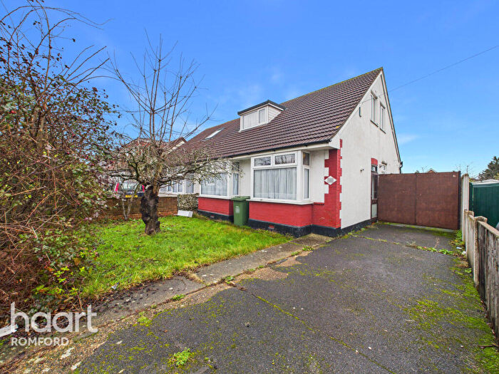 5 Bedroom Bungalow For Sale In Lodge Lane, Romford, RM5