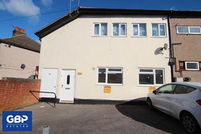 1 Bedroom Flat To Rent In Knightsbridge Gardens, Romford, RM7