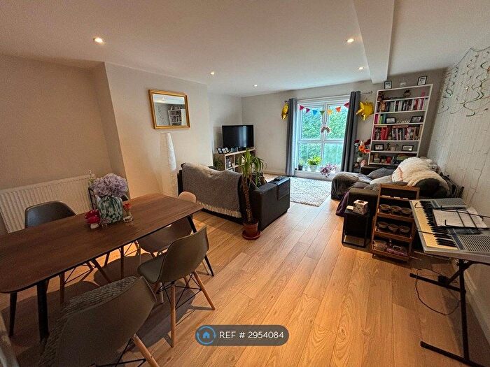 2 Bedroom Flat To Rent In Moorland Hall, Leeds, LS3