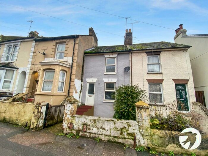 4 Bedroom Terraced House To Rent In Richmond Road, Gillingham, Kent, ME7