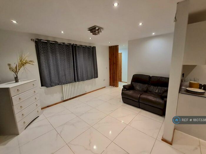 3 Bedroom Detached House To Rent In Graylands Road, Nottingham, NG8