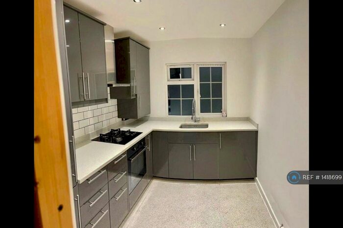 2 Bedroom Flat To Rent In Manor Park Road, Sutton, SM1