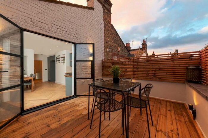 2 Bedroom Flat To Rent In Moring Road, London, SW17