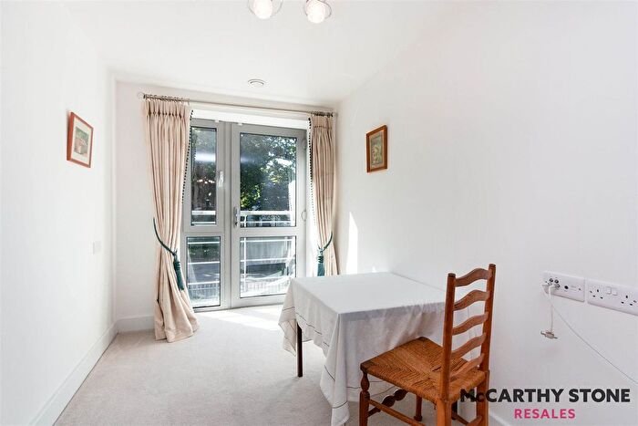 2 Bedroom Flat For Sale In Kings Place, Fleet Road, Fleet, GU51