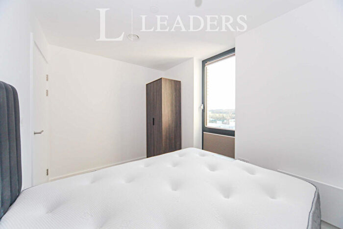 2 Bedroom Apartment To Rent In Chevette Court - Bedroom - Furnished - - Modern Apartment Next To Saxon Square, LU2