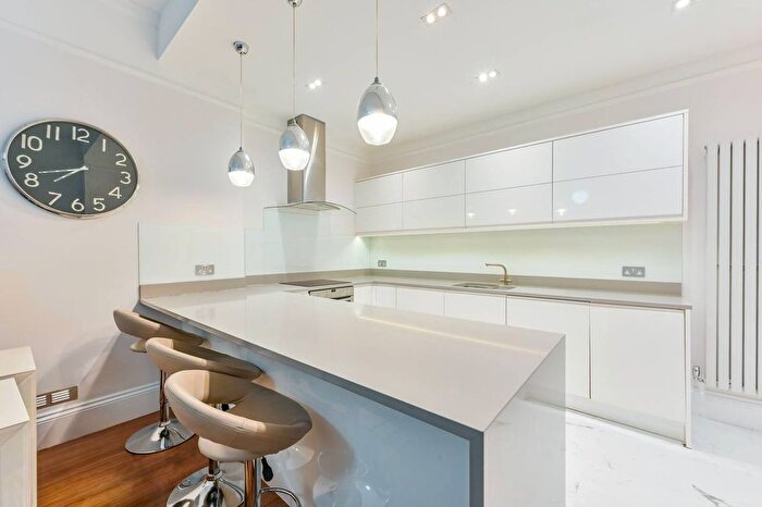 3 Bedroom Flat For Sale In Bickenhall Street, Marylebone, London, W1U