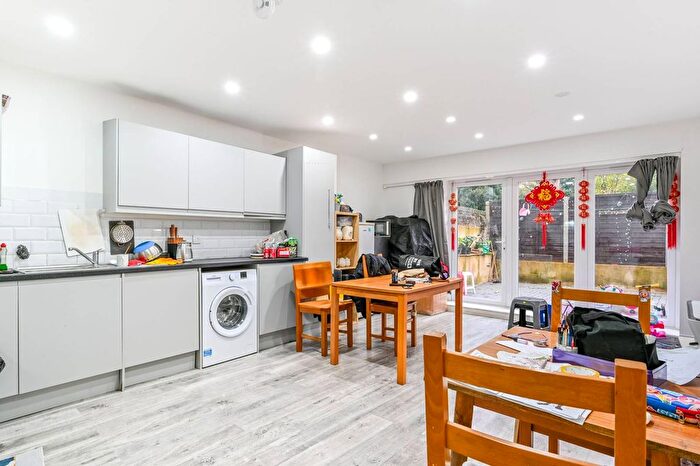 2 Bedroom Flat To Rent In Yonge Park, Finsbury Park, London, N4