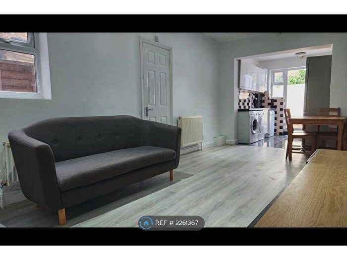 2 Bedroom Flat To Rent In Kellino Street, London, SW17