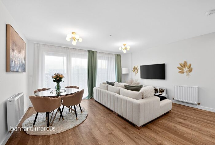 2 Bedroom Flat For Sale In Chailey Place, Hayes, UB3