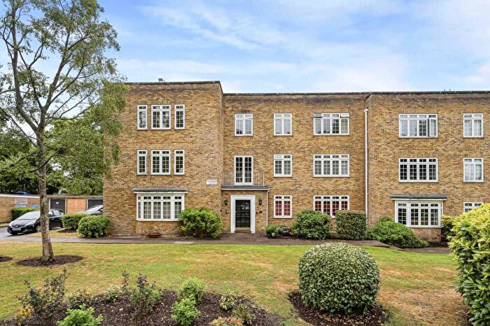 2 Bedroom Flat For Sale In Games Road, Barnet, EN4