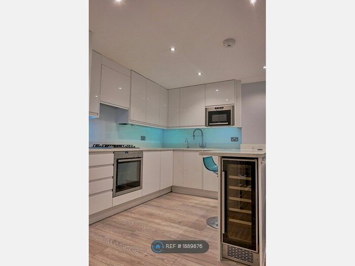 2 Bedroom Flat To Rent In Woodside Grange, London, N12