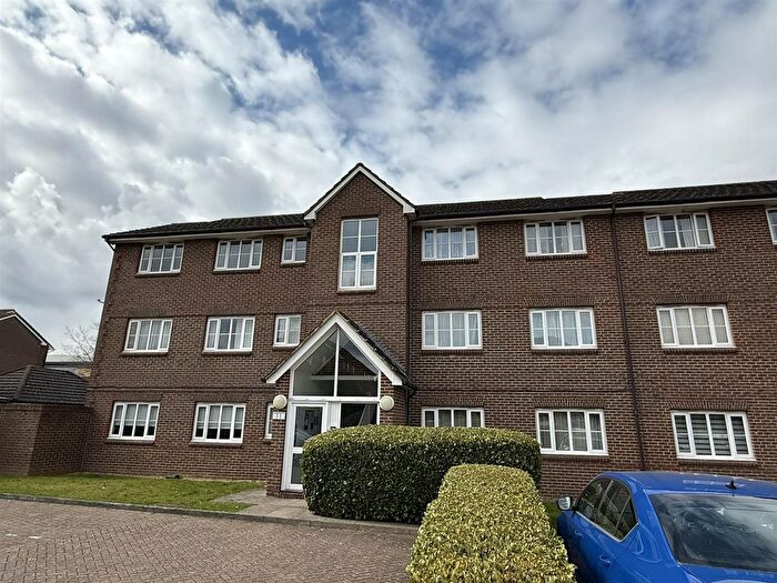 2 Bedroom Flat To Rent In Kensington Way, Borehamwood, WD6