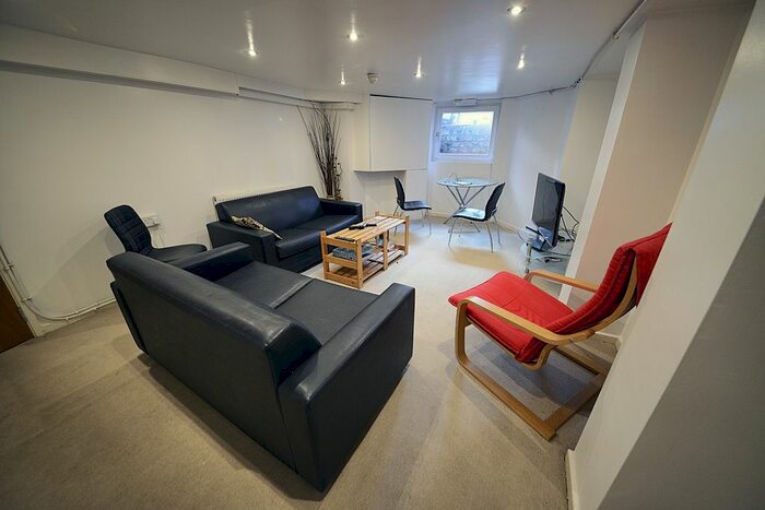 3 Bedroom Flat To Rent In Central Road, West Didsbury, Didsbury, Manchester, M20