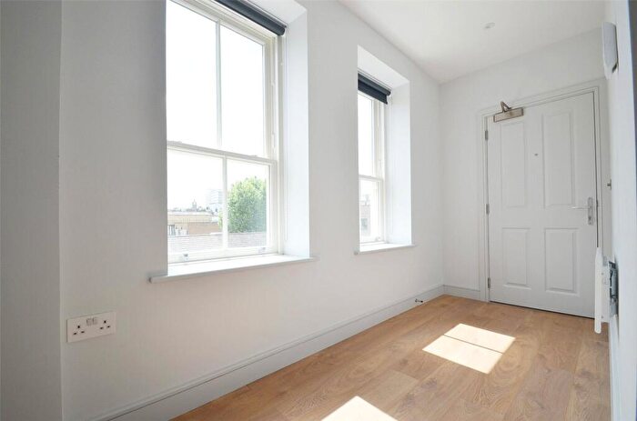 2 Bedroom Apartment To Rent In Benhill Avenue, Sutton, SM1