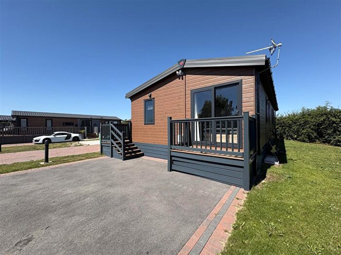 2 Bedroom Mobile/park Home For Sale In Oakwood Retreat Country Park, Newton On Derwent, York, YO41