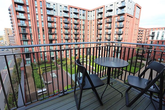 3 Bedroom Flat To Rent In Lockside Lane, Salford, M5