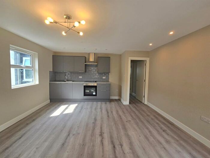 2 Bedroom Flat To Rent In Red Lion Square, Wandsworth High Street, London, SW18