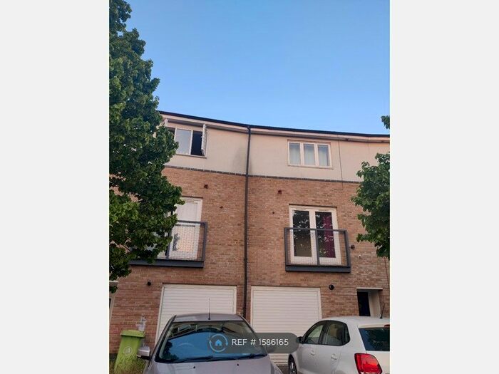 4 Bedroom Terraced House To Rent In Ballinger Way, Northolt, UB5