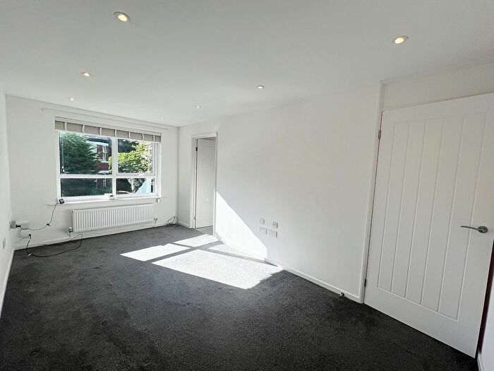 2 Bedroom Flat To Rent In New Lane, Manchester, M30
