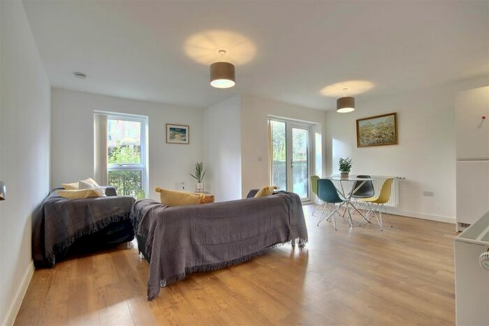 2 Bedroom Flat To Rent In Pennant House, Cross Street, Portsmouth, PO1