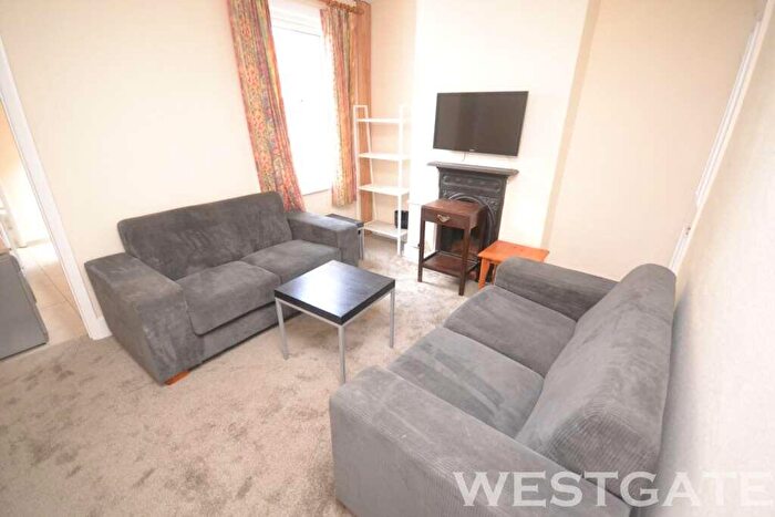 3 Bedroom Terraced House To Rent In Blenheim Gardens, Reading, RG1