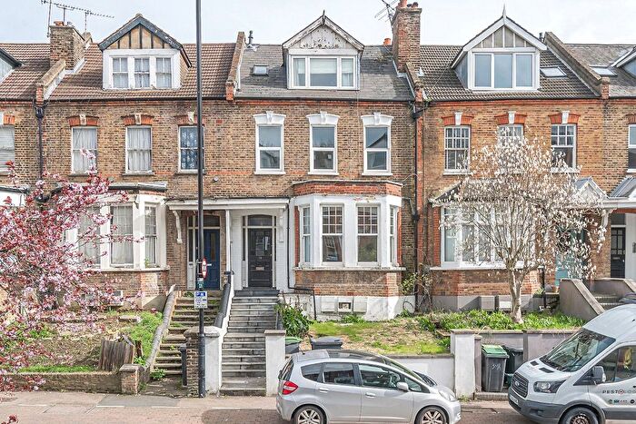 2 Bedroom Flat For Sale In Park Avenue, London, N22