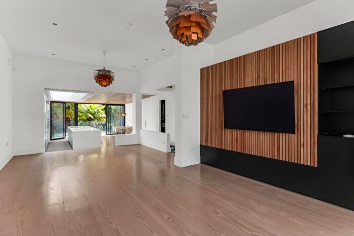 5 Bedroom Semi-Detached House To Rent In Onslow Gardens, N10