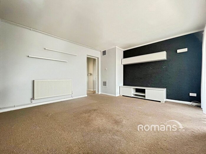 2 Bedroom Flat To Rent In Dollis Drive, Farnham, Surrey, GU9