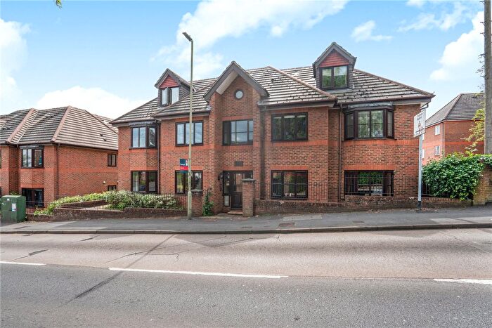 2 Bedroom Flat For Sale In Knaphill, Woking, Surrey, GU21