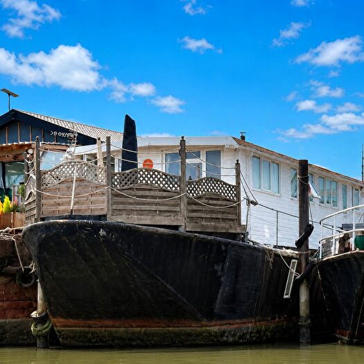 3 Bedroom Houseboat For Sale In Vicarage Lane, Rochester, ME3
