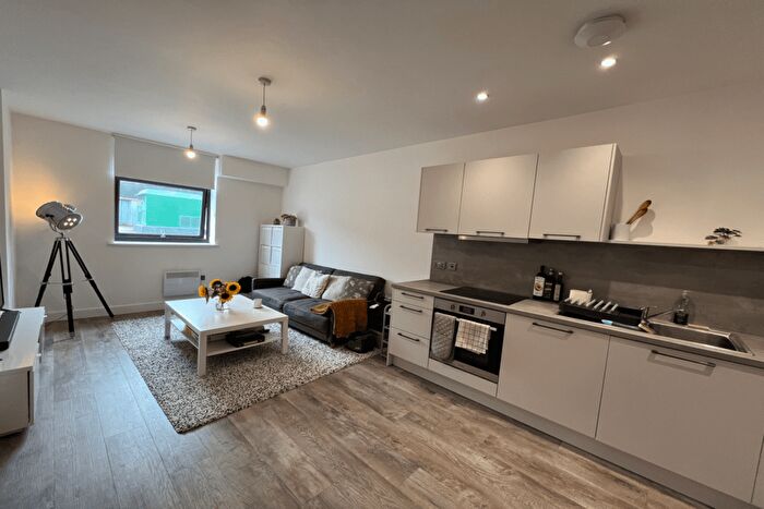 2 Bedroom Flat For Sale In Wagon Lane, Birmingham, B26