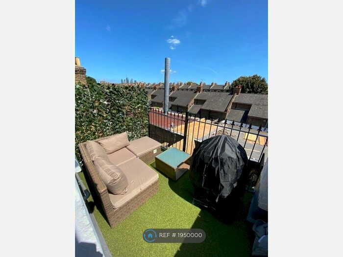 2 Bedroom Flat To Rent In London, London, SW8