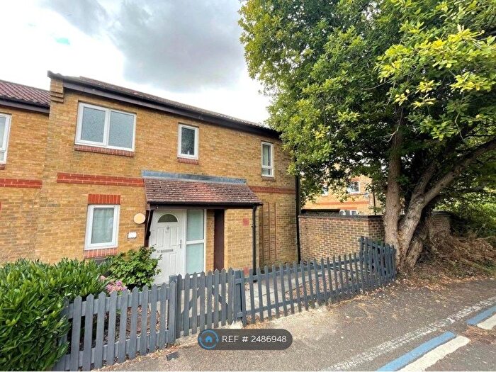 3 Bedroom Semi-Detached House To Rent In Cosford Gardens, Bicester, OX26