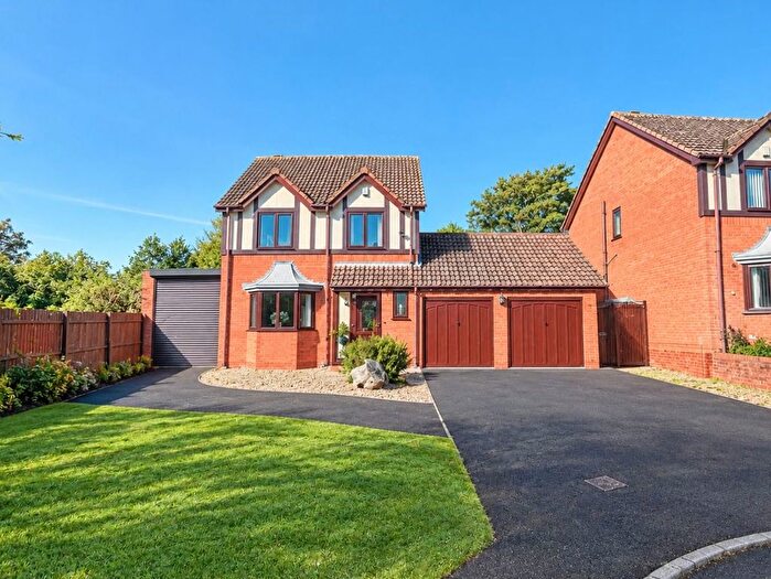 4 Bedroom Detached House For Sale In Calder Rise, Woodsetton, DY3