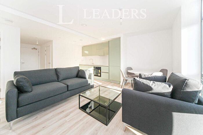 2 Bedroom Apartment To Rent In Chevette Court - Bedroom - Furnished - - Modern Apartment Next To Saxon Square, LU2