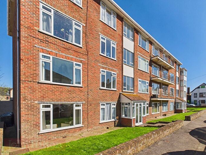 2 Bedroom Flat For Sale In Park Crescent, Rottingdean, BN2