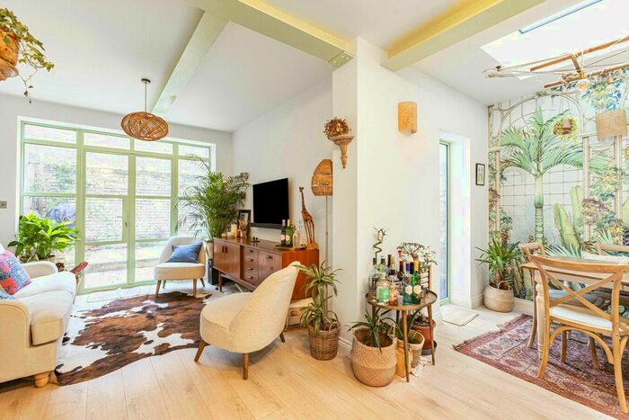 2 Bedroom Flat To Rent In Lee Street, London, E8