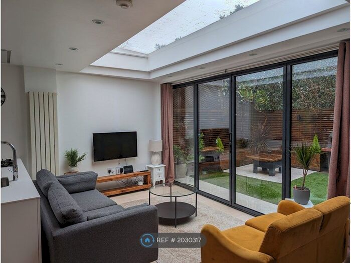 2 Bedroom Bungalow To Rent In Beresford Court, Twickenham, TW1