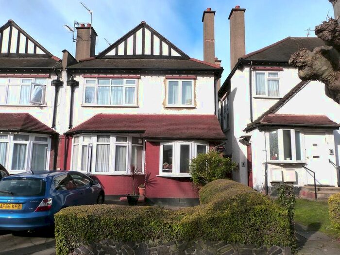 2 Bedroom Flat To Rent In Beverley Gardens, London, NW11