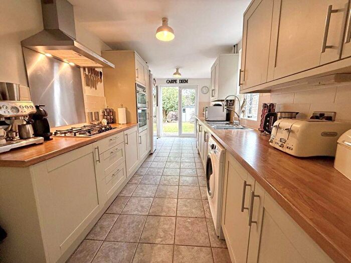 3 Bedroom End Of Terrace House For Sale In Downs Road, Dunstable, LU5