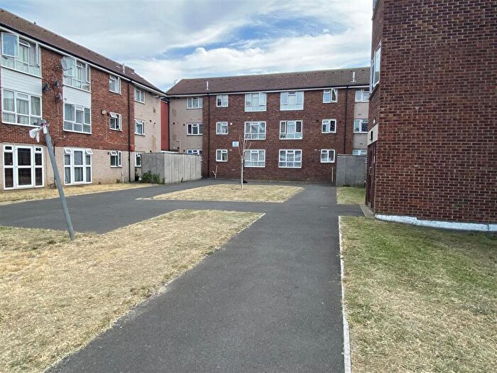 1 Bedroom Apartment For Sale In Ibscott Close, Dagenham, RM10