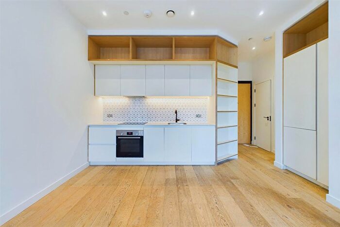 1 Bedroom Flat To Rent In Park View, London, TW8