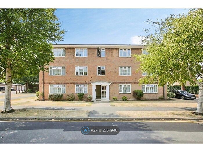 3 Bedroom Flat To Rent In Robin Hood Lane, Sutton, SM1